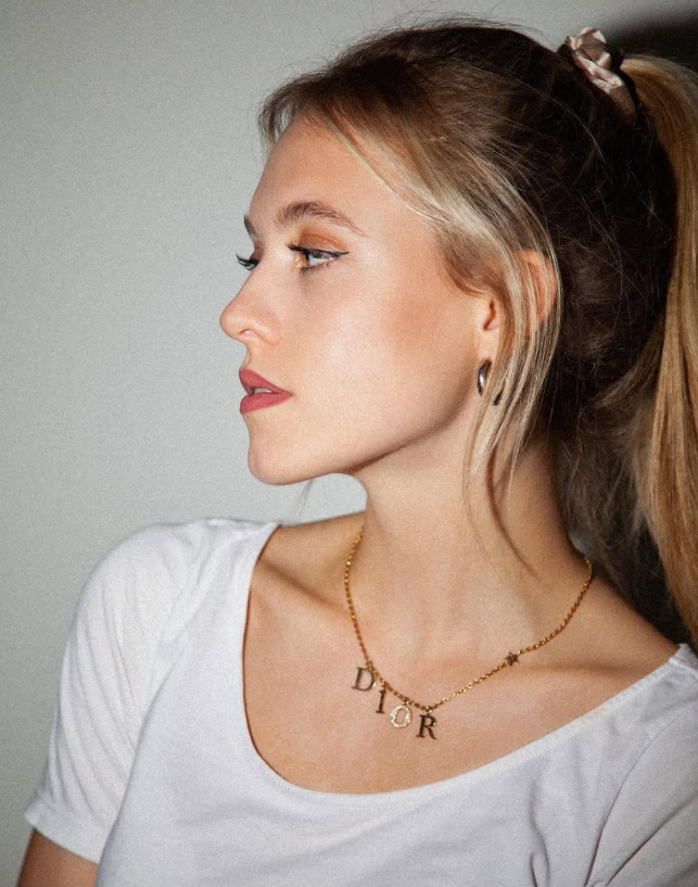 Marina Marie — Profil, elegant